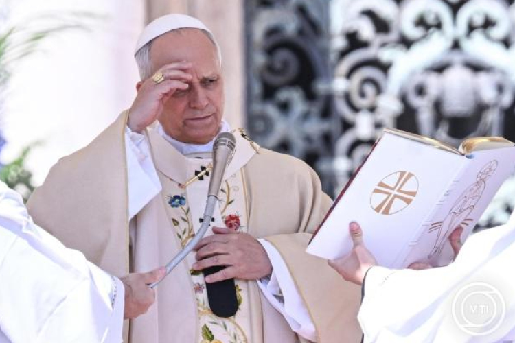 A XIV. Leó pápa vezette békevirrasztáson a kontinensek képviselői békefényt gyújtanak meg