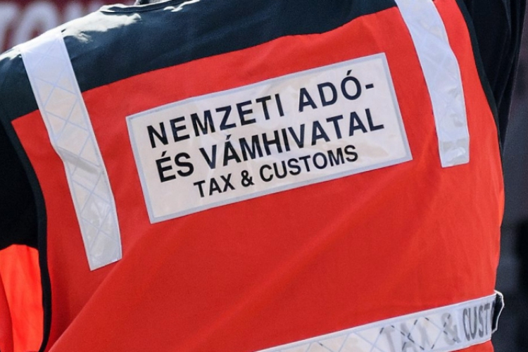 Másfél milliárd forintnyi hamis márkajelzésű ruhaneműt találtak a pénzügyőrök 