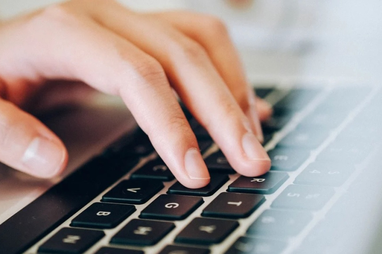 Adathalász-kísérletre figyelmeztet az egyik bank