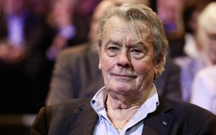 Alain Delon a tiltakozás ellenére életműdíjat kapott Cannes-ban