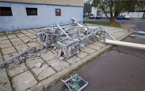 Több mint harminc helyszínre riasztották a tűzoltókat Győrben és környékén