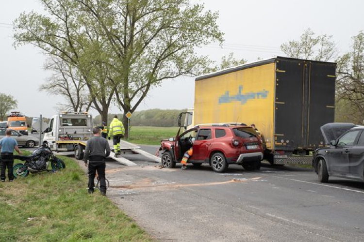 Több autó ütközött az 1-es főúton Győrszentivánnál